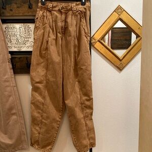 Liz gear jeans, 4 pockets, cinched waist, 100% cotton. Size 8